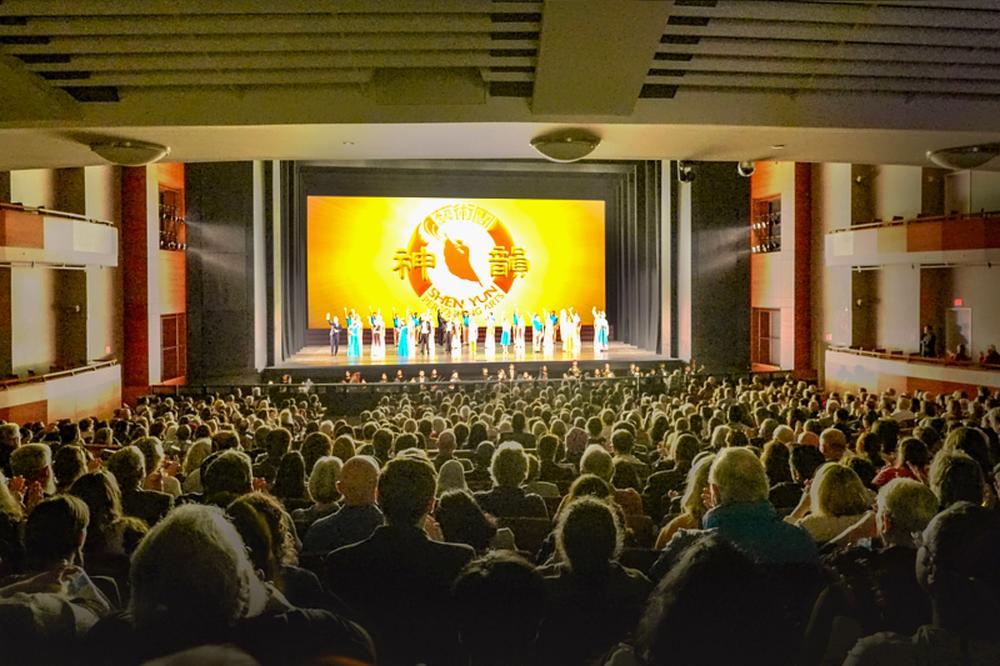  Shen Yun North America Company u Long Centru za scenske umjetnosti u Austinu, Teksas, popodne 6. januara. Trupa je predstavila četiri nastupa u Austinu od 5. do 7. januara, sve pred punim salama. (The Epoch Times)
