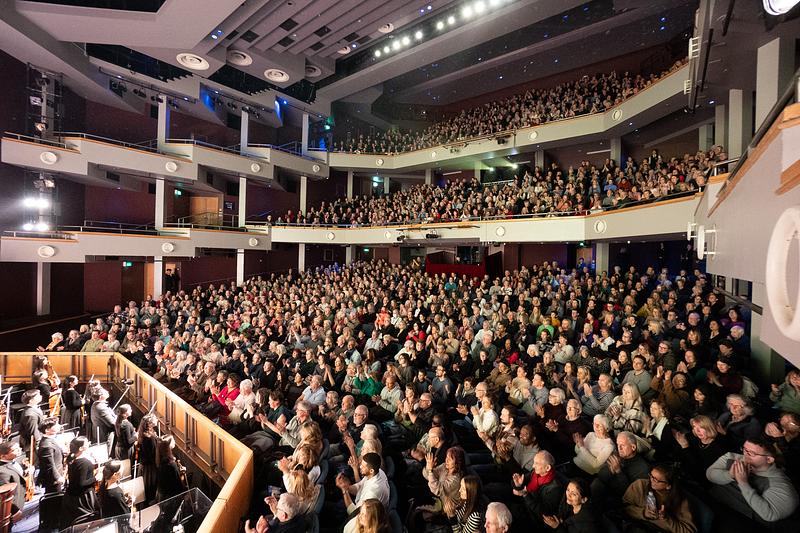 Shen Yun New Era Ansambl u kazalištu New Victoria u Wokingu, Ujedinjeno Kraljevstvo, popodne 14. siječnja. Ansambl je prikazao pet predstava u Wokingu od 11. do 14. siječnja, sve pred punim dvoranama. (The Epoch Times) 