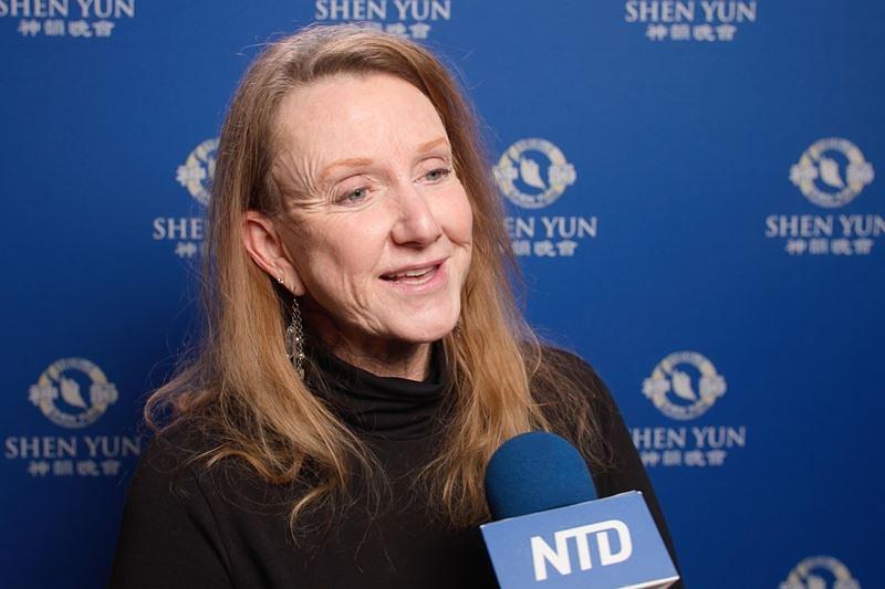 Maggie Romance, direktorica kontinuiranog obrazovanja na Pima Community College, na nastupu Shen Yun u Tucsonu 10. februara (NTD Televizija)