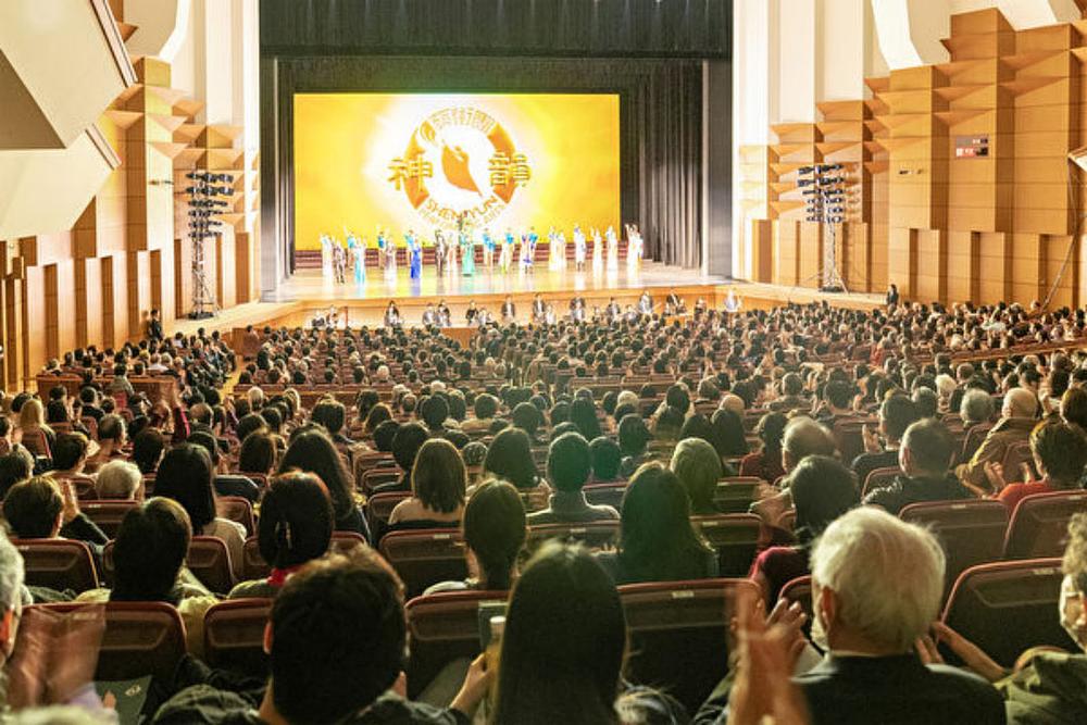  Shen Yun New York Company u Bunkyo Civic Hallu u posebnom kvartu Bunkyo u Tokiju 29. januara. Trupa je izvela četiri predstave u Bunkyou od 29. do 31. januara, sve pred punim salama. Lokalni je organizator morao da doda sjedišta sa djelomično reduciranim pogledom kako bi zadovoljio potražnju. (The Epoch Times)