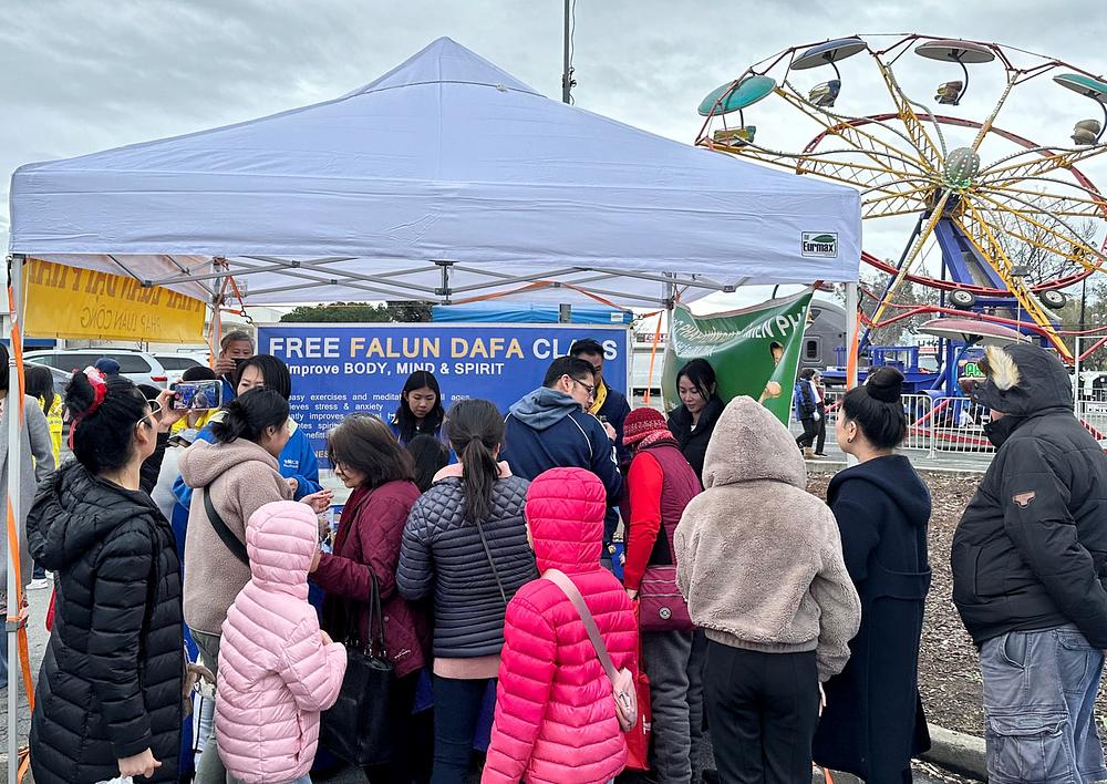  Praktikanti predstavljaju Falun Dafa pokazivanjem vježbi i dijeljenjem letaka.