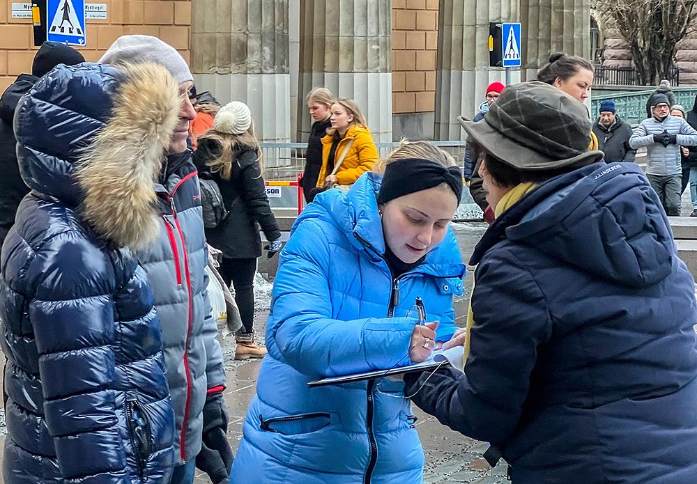 Ljudi su potpisivali peticije pozivajući na zaustavljanje brutalnosti u Kini.