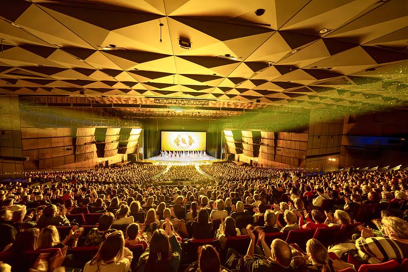 Shen Yun New Era Company u punom pozorištu Palais des Congrès de Paris u Parizu, Francuska, 7. aprila. (The Epoch Times)