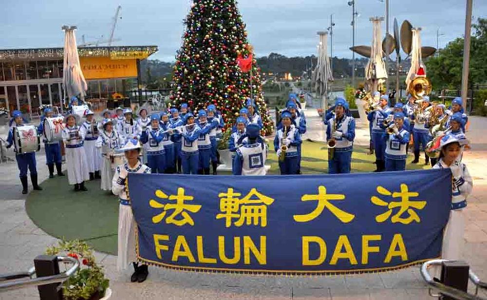 Divine Land Marching Band svira na Alberni Mallu, za vrijeme Božićne proslave 