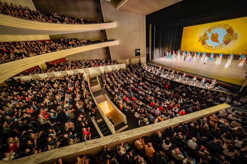 Shen Yun World Company u Cité des Congrès de Nantes popodne 18. februara. Izvođači su izlazili pred zastor tri puta da se naklone publici. (The Epoch Times)