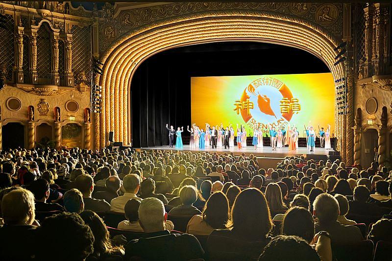 Shen Yun North America Company u Phoenix Orpheumu u Phoenixu, Arizona, 16. februara. Trupa je imala osam rasprodanih nastupa u Phoenixu od 13. do 18. februara. (The Epoch Times)