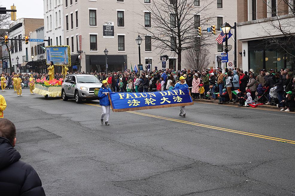  Falun Dafa praktikanti na povorci