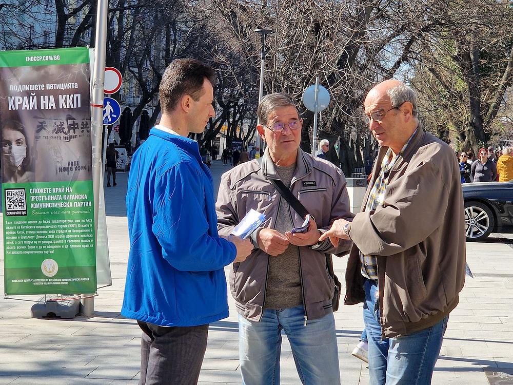  Praktikanti razgovaraju s prolaznicima o Falun Dafa i progonu kojeg provodi KPK. 