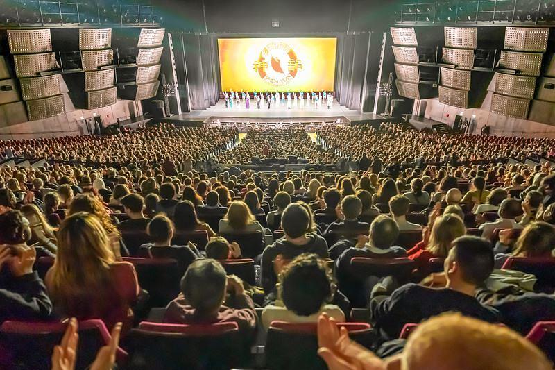  Shen Yun New Era Company u Palais des Congrès de Paris u Parizu, Francuska, popodne 2. marta. Pozorišna trupa je izvela sedam predstava u Parizu od 27. februara do 2. marta. Karte za ove predstave su rasprodate još u januaru. (The Epoch Times)