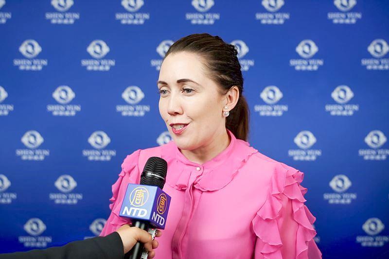 Gradska vijećnica Brizbejna Sarah Hutton na predstavu Shen Yun u Brisbaneu, Queensland, Australija, 26. februara (NTD Televizija)
 