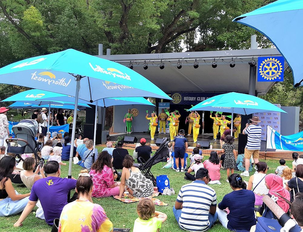 Praktikanti izvode ples dobošima na pozornici na festivalu u Hyde Parku.