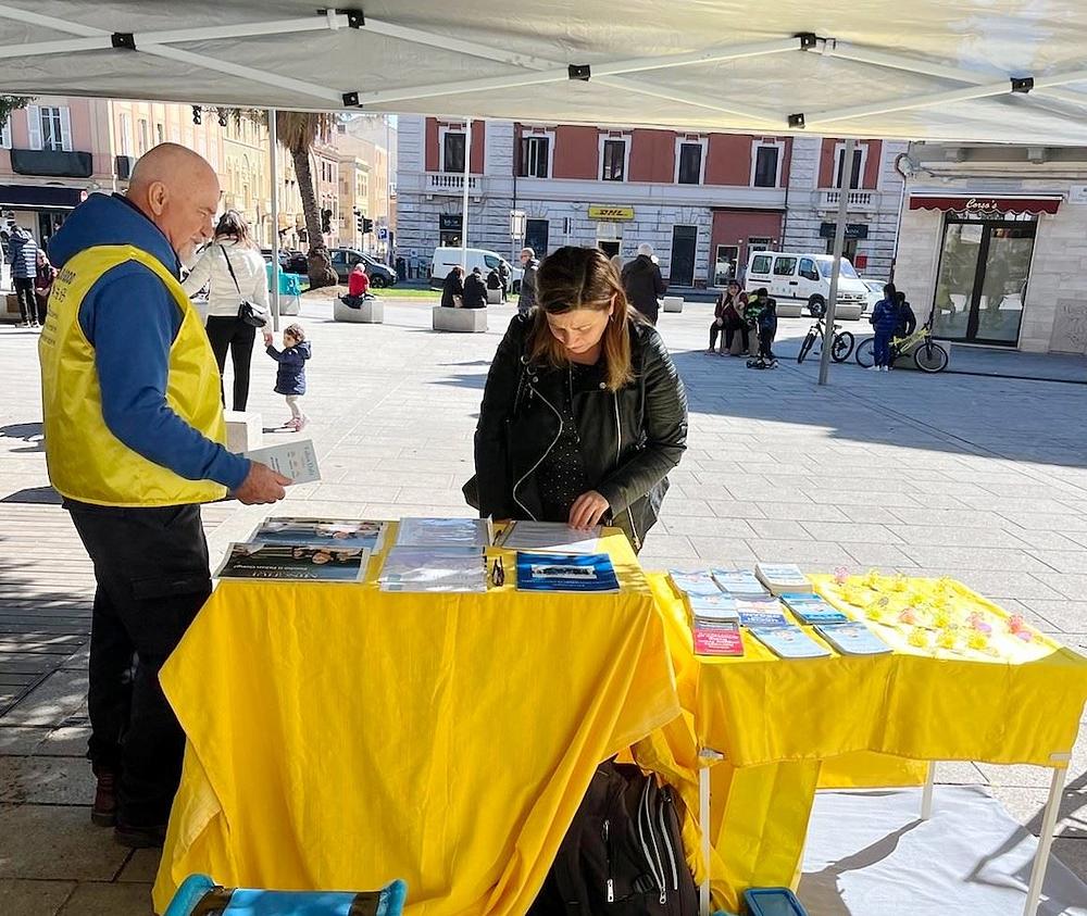  Žena dobija inofrmacije o Falun Gongu.