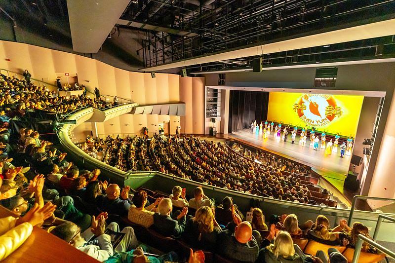 Shen Yun New World Company u rasprodanoj dvorani u Centru za scenske umjetnosti na Univerzitetu Governors State u Univerzitetskom parku, Ilinois, popodne 10. marta. Pozorišna trupa je izvela pet nastupa u Univerzitetskom parku od 7. do 10. marta. (The Epoch Times) 