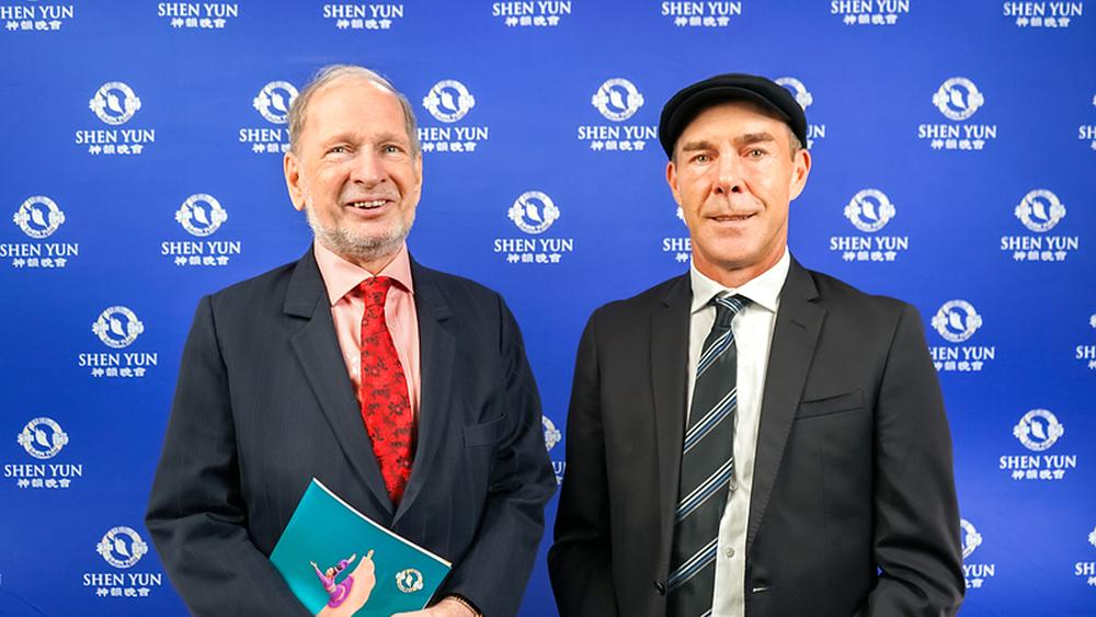 Philip Benwell MBE, državni predsjedavajući Australijske monarhističke lige, i Simon Abney-Hastings, 15. grof od Loudouna, na nastupu Shen Yun u Sydneju 14. marta (NTD Televizija)