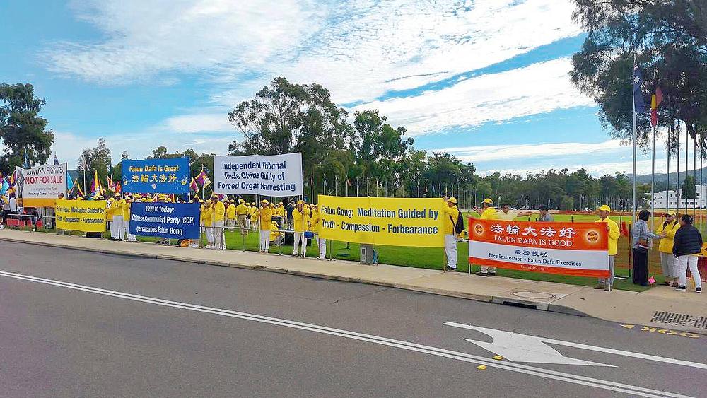 Falun Gong praktikanti održali su skup ispred parlamenta u Canberri, 20. ožujka.