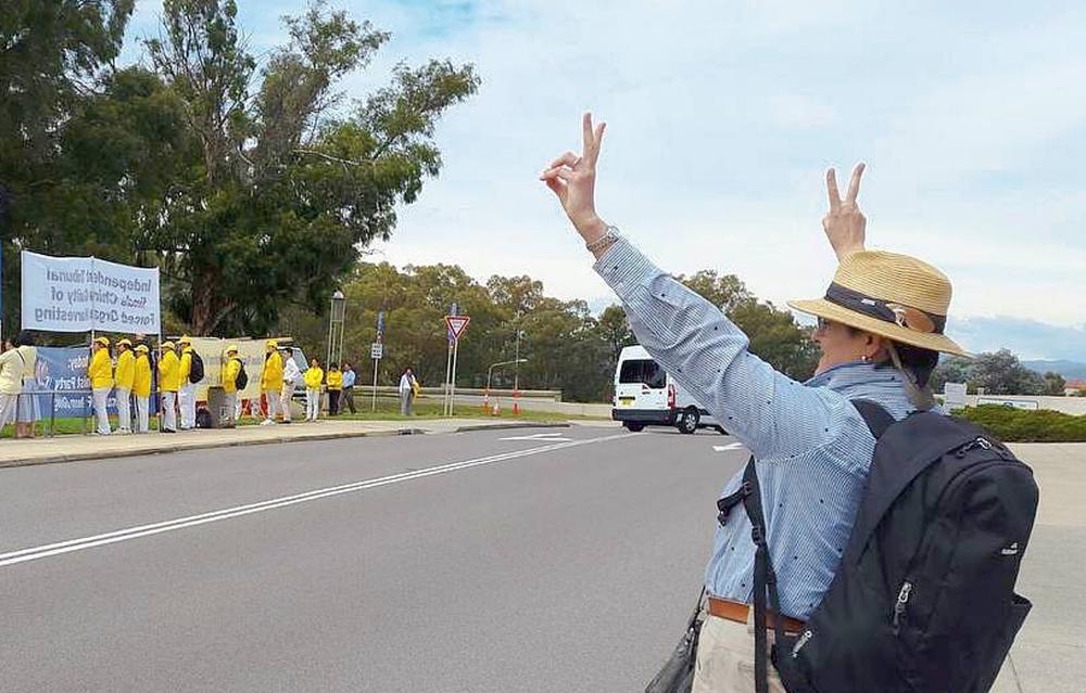 Kathy izražava svoju podršku Falun Gongu.