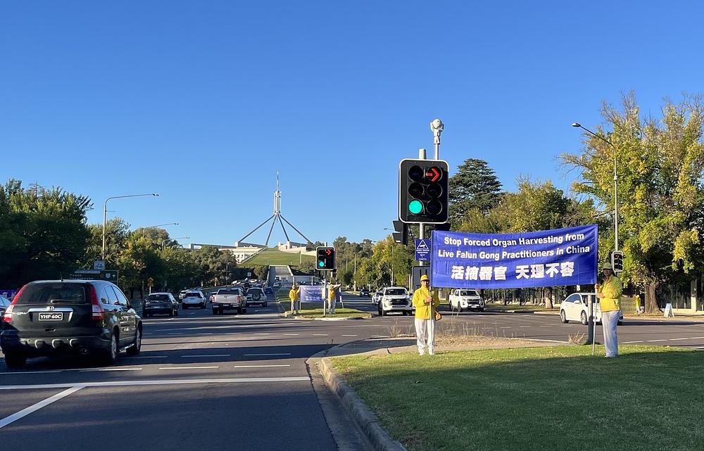  Praktikanti postavljaju transparente duž glavnih ulica Canberre.