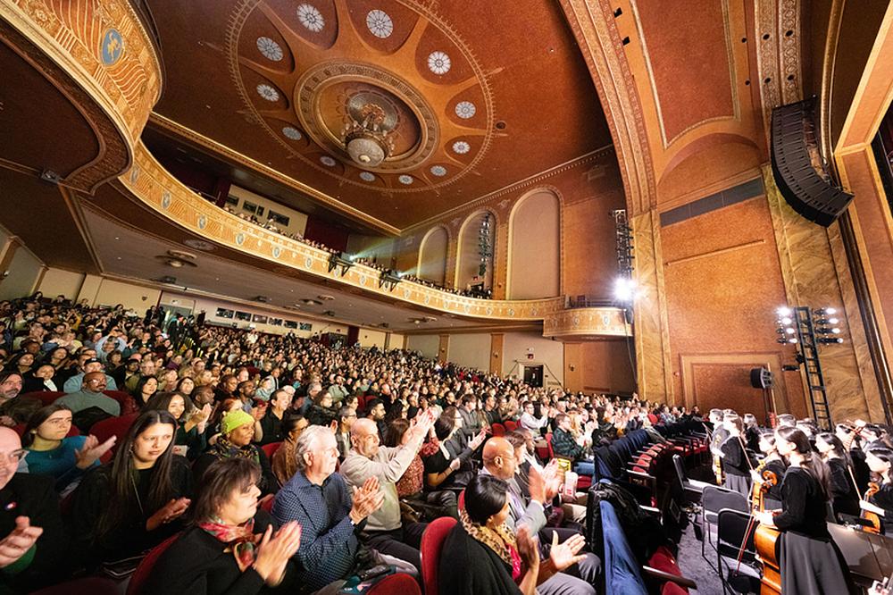 Shen Yun Global Company u prepunom pozorištu u State Theatre New Jersey u New Brunswicku, New Jersey, 29. marta. Pozorišna trupa je izvela pet predstava u New Brunswicku od 28. do 31. marta. (The Epoch Times)