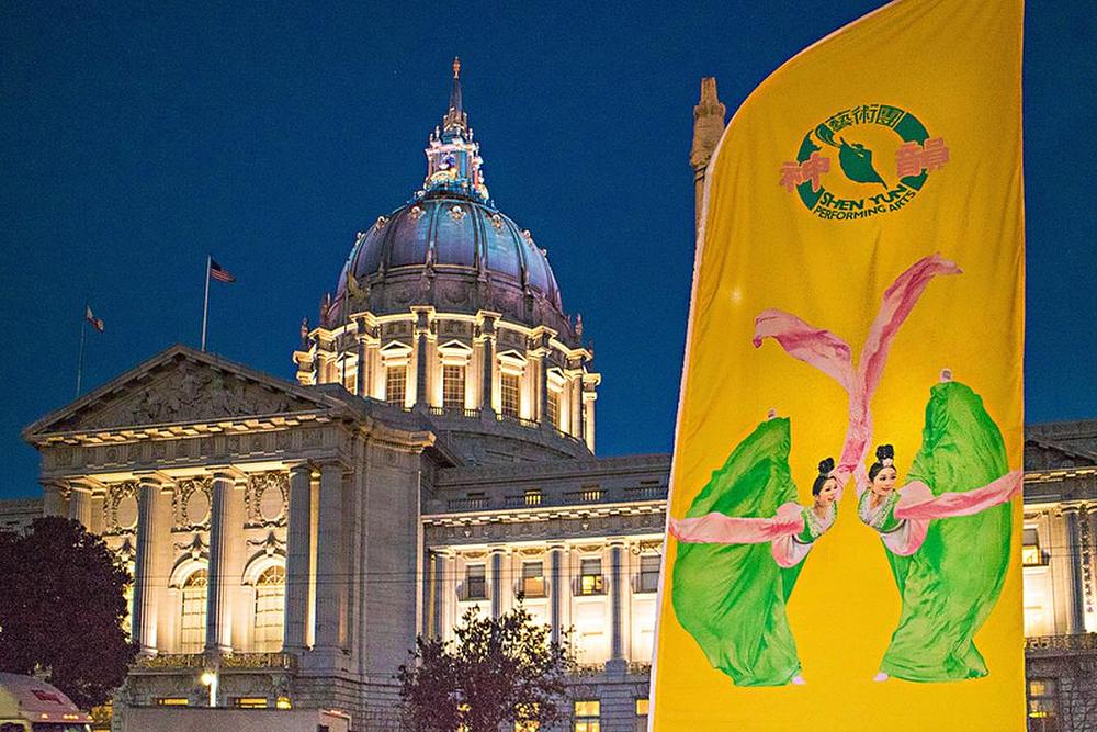 Shen Yun baner izvan operne kuće War Memorial u San Franciscu, Kalifornija