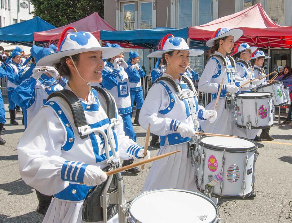 Divine Land Marching Band na uskršnjoj paradi 