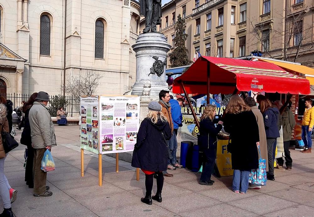 Prolaznici staju u red kako bi potpisali peticiju protiv žetve organa i kaznenu prijavu protiv Jiang Zemina 