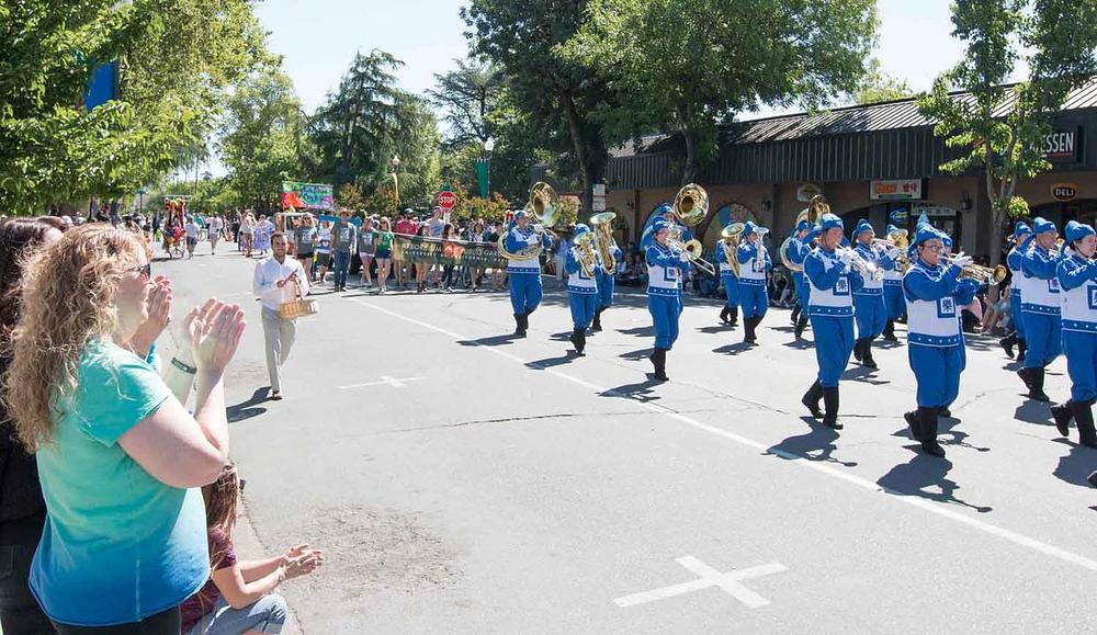 Divine Land Marching Band na 102. paradi prazničkog dana