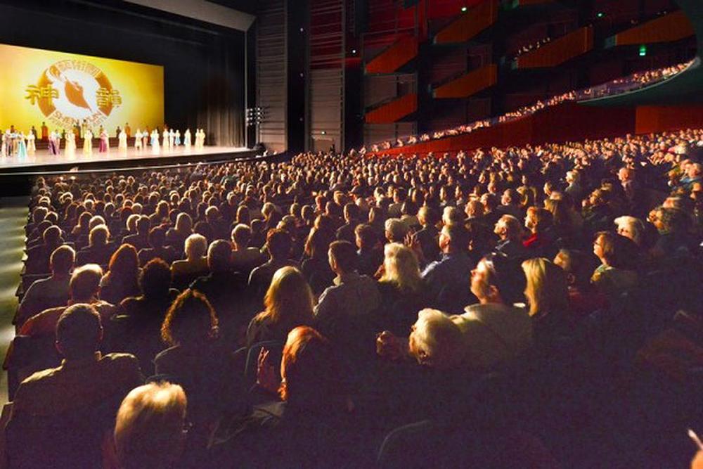 Putujući ansambl Shen Yun u Marion Oliver McCaw Hall u Seattlu, WA, 9. aprila 2016. godine.