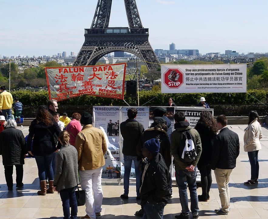 Falun Dafa praktikanti na trgu Trokadero govore sa prolaznicima o praksi i njenom progonu u Kini.