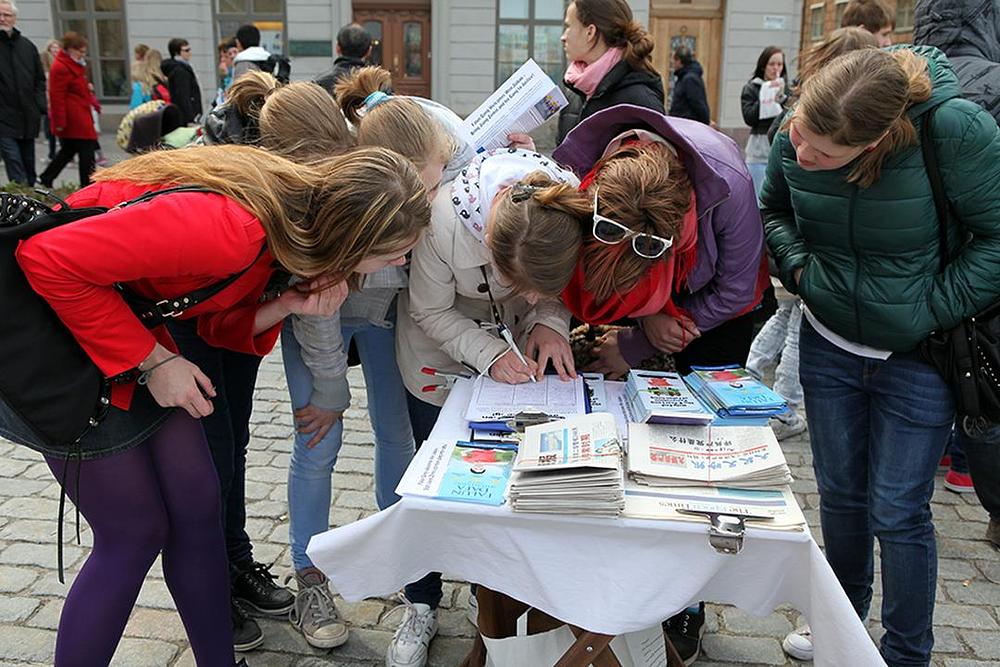 Građani Švedske i turisti potpisuju peticiju koja poziva na zaustavljanje progona Falun Gonga i zločina žetve organa KKP 