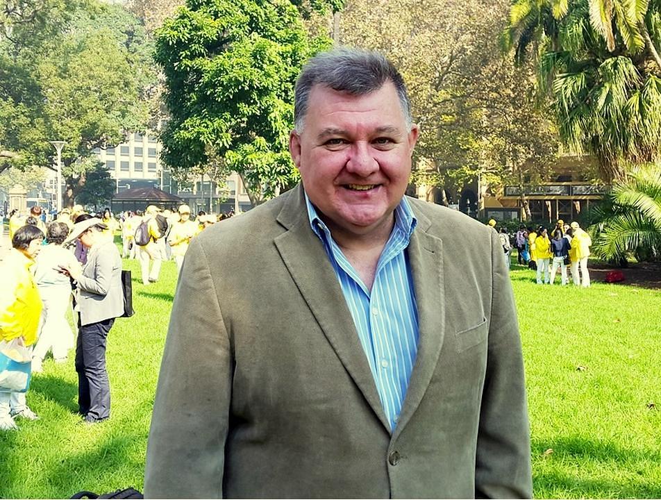 Član australijskog parlamenta Craig Kelly je izjavio da je veoma sretan što vidi tako mnogo ljudi na ovoj manifestaciji.