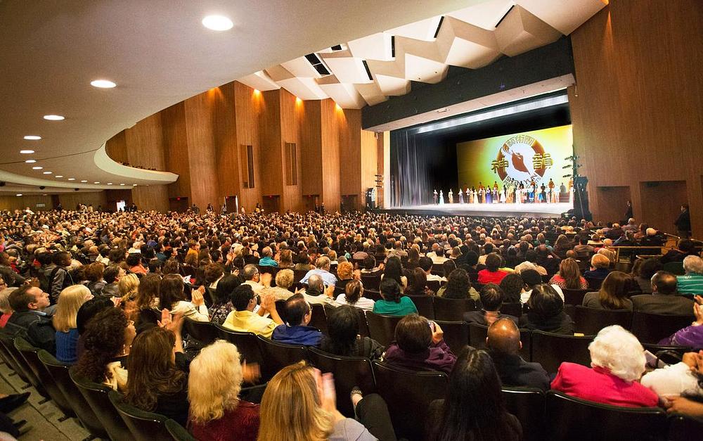 Njujorška kompanija Shen Yun Performing Arts u Terrace pozorištu u Long Biču, CA, 20. marta 2016. godine.