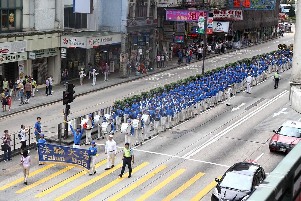 Divine Land Marching Band predvodi paradu