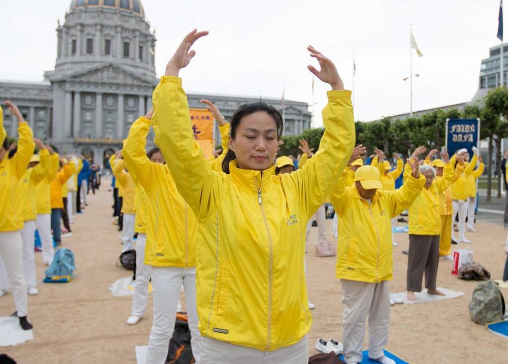 Grupno vježbanje ispred gradske vijećnice San Franciska 