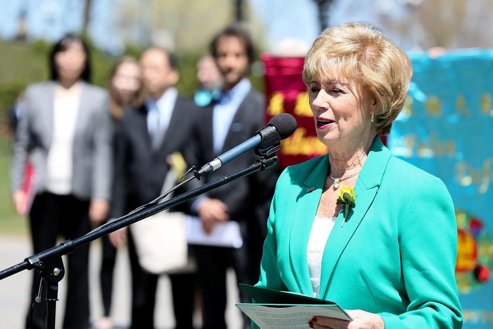 Judy Sgro kaže: „Stojim ovdje u znak solidarnosti sa praktikantima Falun Dafa i našim parlamentarnim klubom nastojeći braniti i promovirati religiozna i kulturna prava u svemu što radimo“.