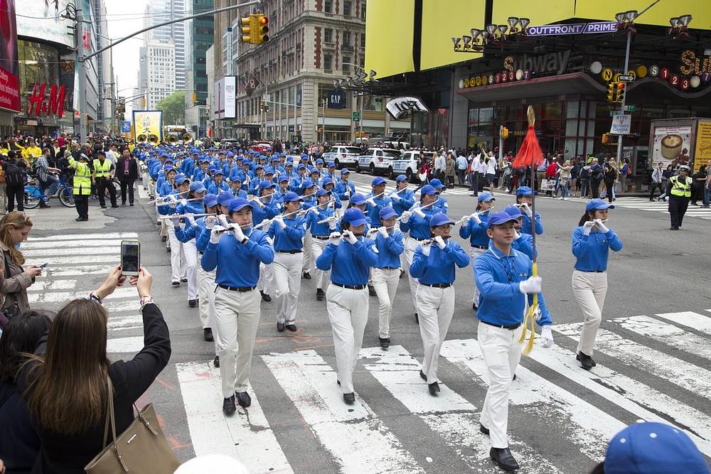 Divine Land Marching Band na paradi na Manhatanu, New York, 13. maja 2016. godine.