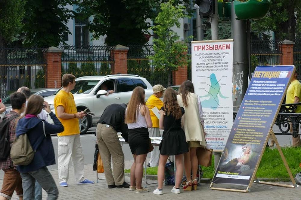 Praktikanti prolaznicima objašnjavaju progon u Kini