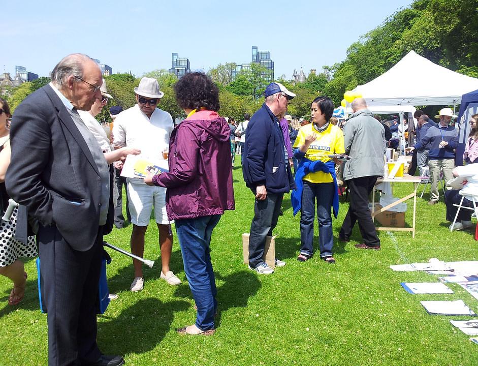 Jedan talijanski gospodin (sa štapom) je učio Falun Gong vježbe prije puno godina, ali je iz raznih razloga to prestao. Bio je veoma sretan što je danas naišao na praktikante kako bi mogao nastaviti prakticirati.