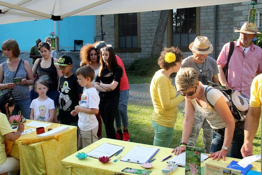 Ljudi saznaju za Falun Gong na Festivalu multikulture održanom u Bielfeldu, u Njemačkoj.