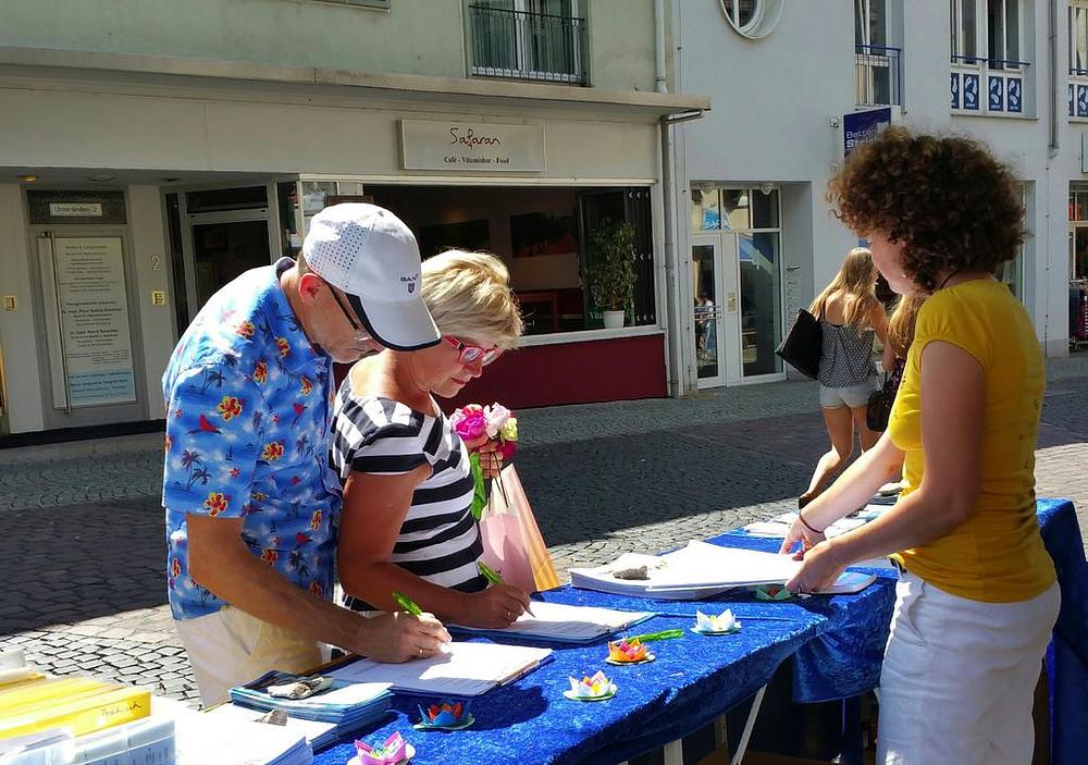 Bračni par iz Njemačke je potpisao peticiju i kazao kako su sličnu peticiju za prekid prisilne žetve organa u Kini potpisali i prije nekoliko godina. Veoma ih je uznemirila činjenica da se ove okrutnosti i dalje nastavljaju. „Vlade [ostatka svijeta] moraju dići svoj glas i preduzeti nešto. Oni ne mogu zatvarati uši i oči samo zato što imaju ekonomske interese u Kini“, kazao je ovaj bračni par.