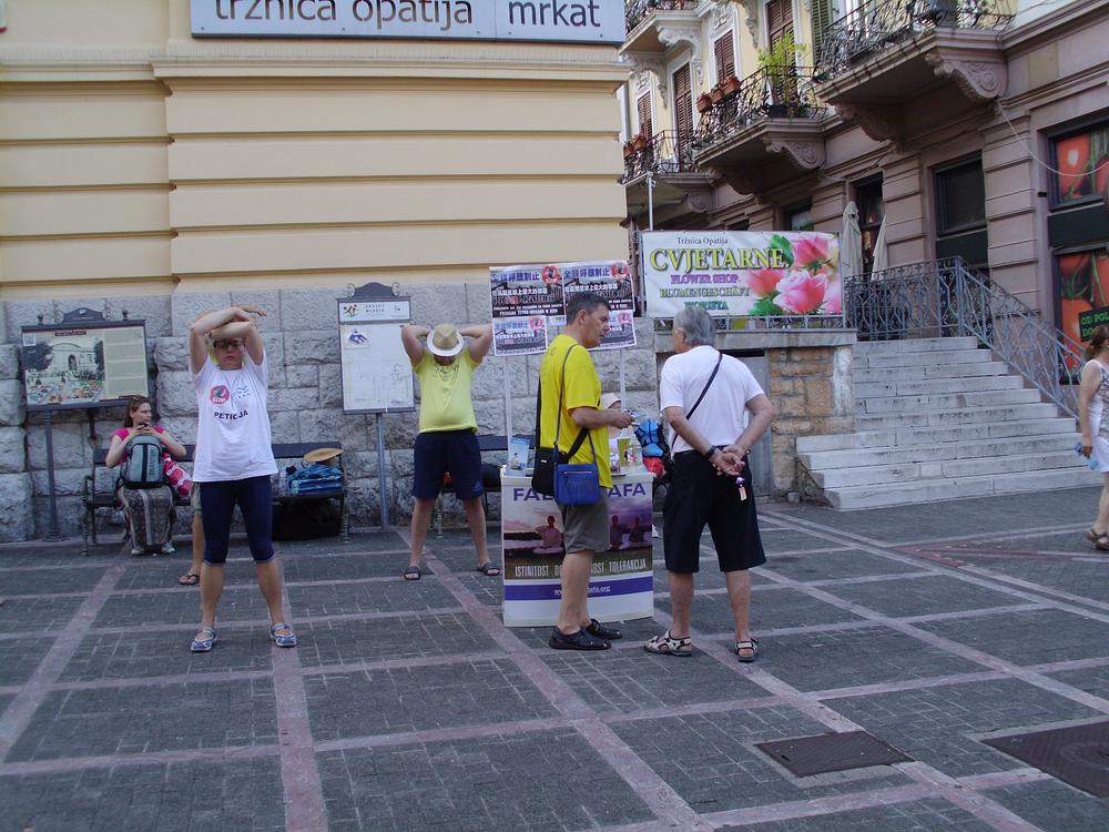 Prolaznici i turisti se informiraju o Falun Dafa praksi i o progonu u Kini