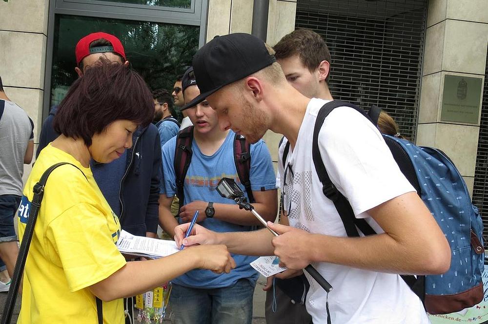 Student Simon Strober i njegov prijatelj su potpisali peticiju protiv progona.