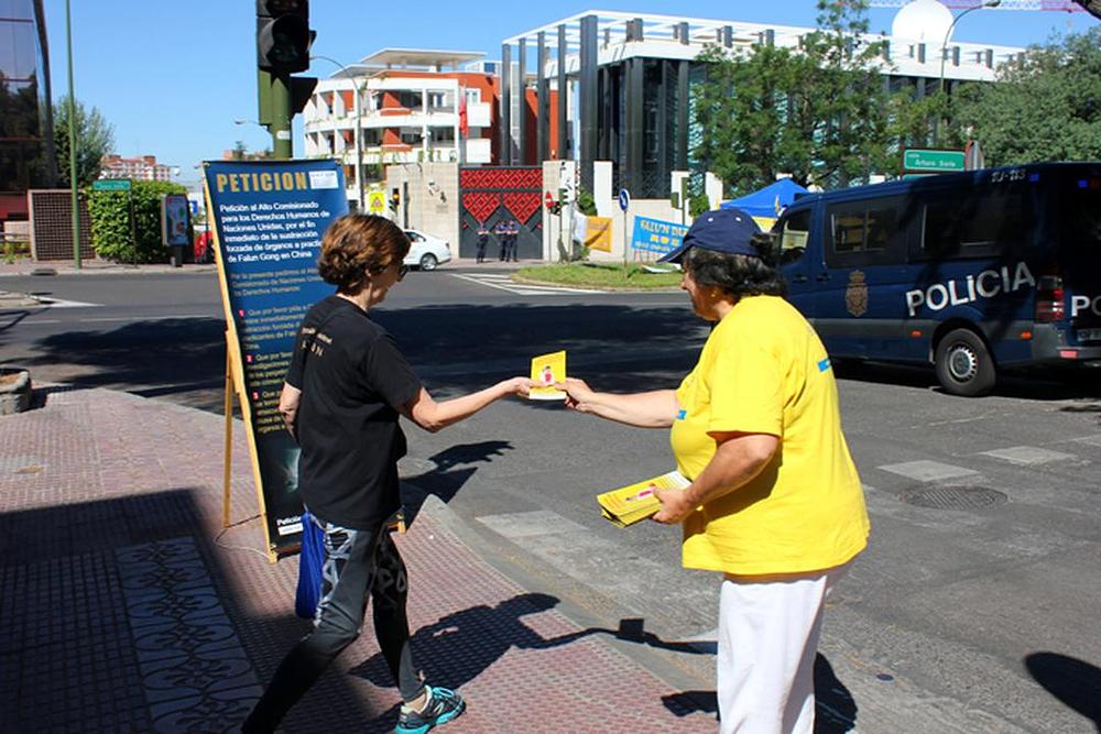 Podjela letaka prolaznicima.