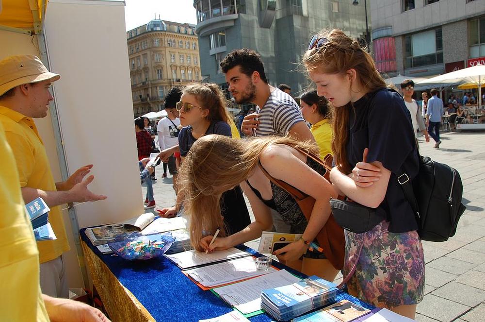 Ispred Stepahansdoma ljudi potpisuju peticiju podrške praktikantima.