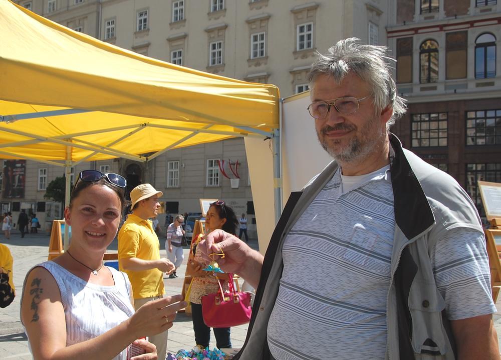 Urlich, lokalni nastavnik, je bio iznenađen kada je saznao za progon. On je poželio da ljudima više govori o progonu i da pomogne da se progon zaustavi.