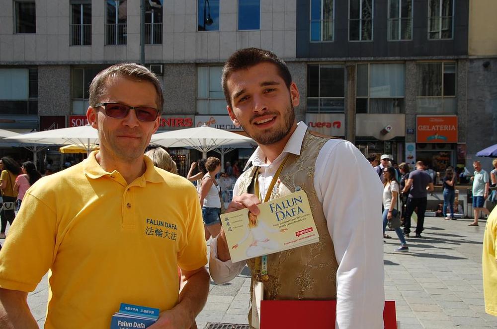 Alfons, domaći student, nije mogao vjerovati u ono što je vidio. „Progon mora odmah prestati“, kazao je. Kazao je da će ovo što je saznao odmah staviti na društvene mreže, kako bi to što više ljudi moglo saznati za to.