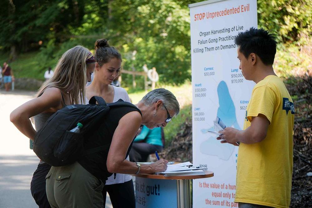 Ljudi potpisuju peticiju u znak podrške miroljubivom otporu Falun Gonga.