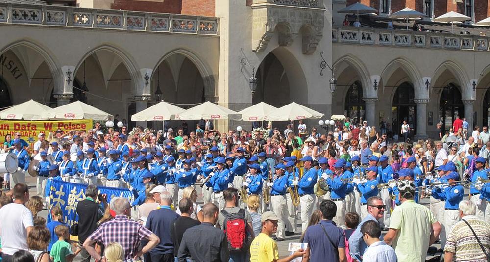 Gledaoci uživaju u muzici orkestra. 