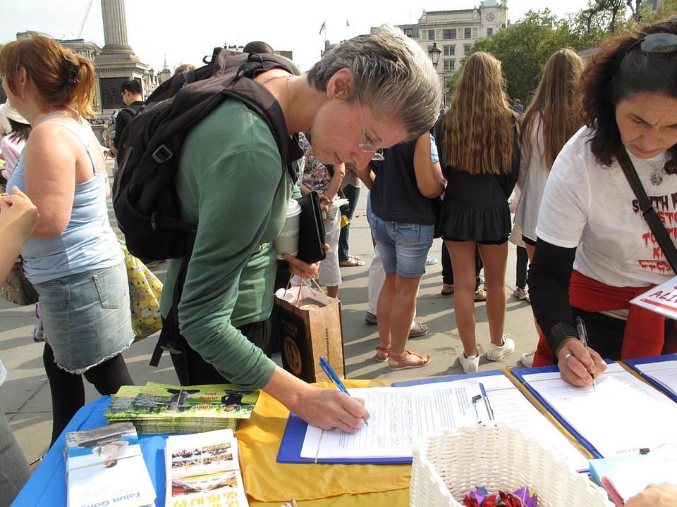 Ellen (u zelenoj bluzi) je privuklo polje mira koje se stvorilo za vrijeme demonstracije vježbi.
„Oni su tako drugačiji“, kazala je. „Oni jasnu poruku šalju na miran način. Možete im se pridružiti u meditaciji i u razgovoru sa njima dobiti više informacija. Možete osjetiti njihovo poštenje.“ 
