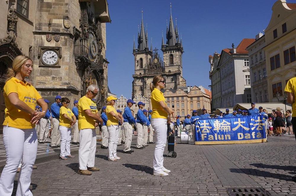 Demonstracija vježbi prije početka marša.