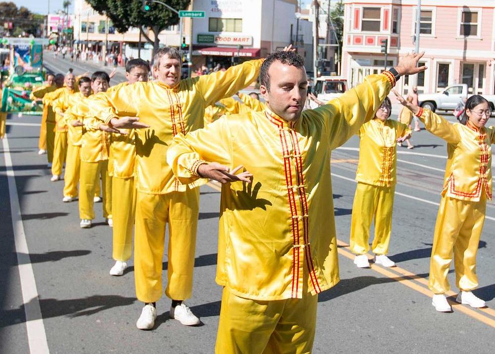 Praktikanti demonstriraju Falun Gong vježbe.